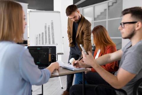 7 Ways Looker Studio Consultants Maximize Data ROI for Growing Companies
